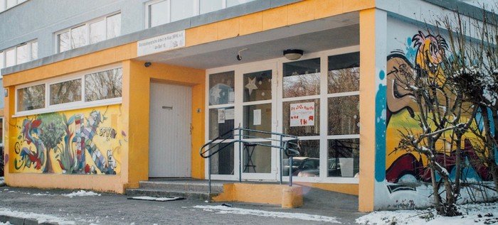 Modernes Gebäude mit bunten Wandmalereien.