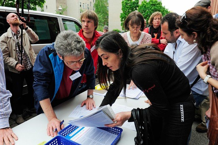 Menschen füllen Formulare aus.