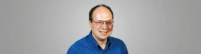 Porträt eines Mannes mit Brille.